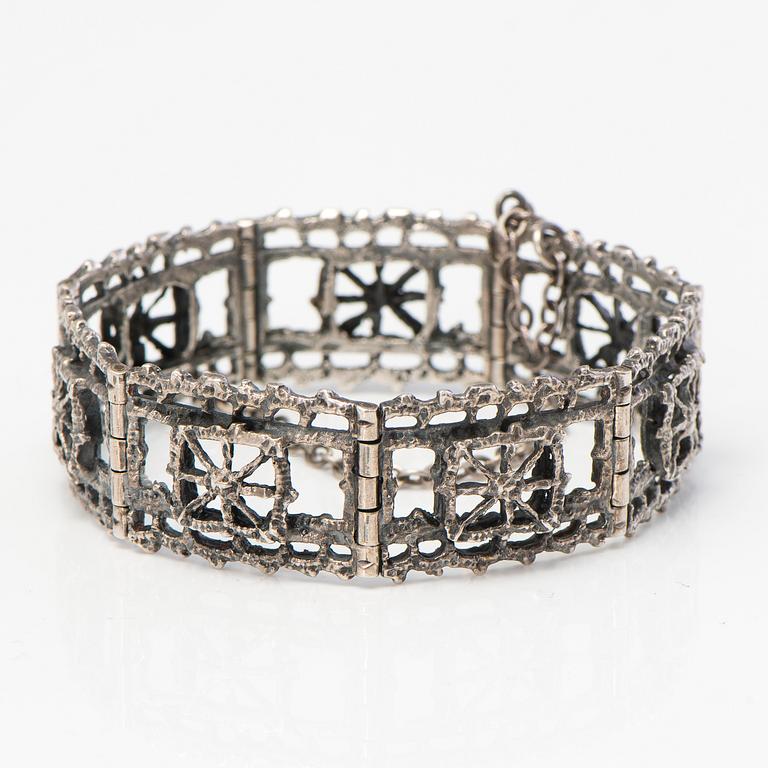 PENTTI SARPANEVA, RING, ARMBAND och BROSCH, silver, Turun Hopea, Åbo 1976-1969.