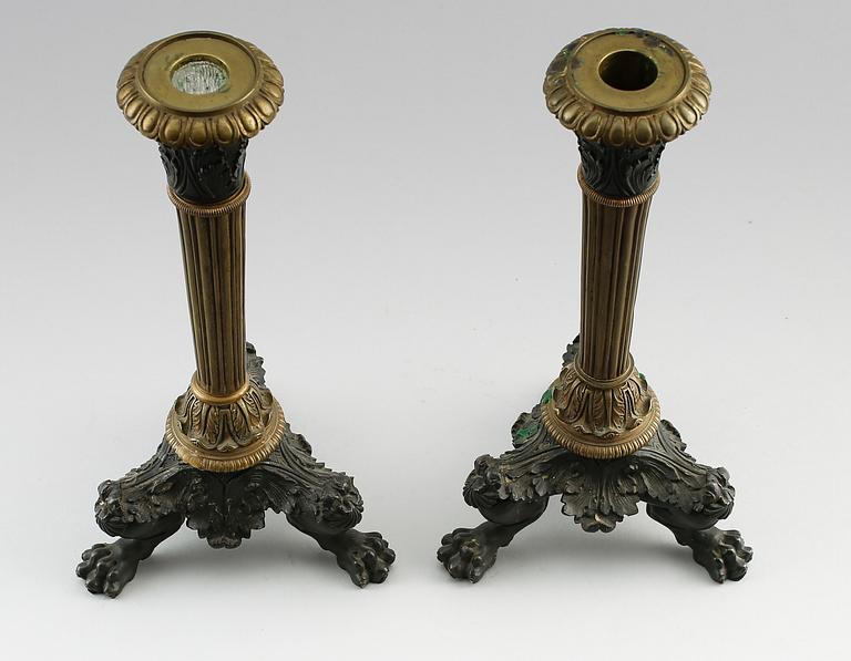 LJUSSTAKAR, 1 par, patinerad brons, senempire, 1800-talets första hälft.