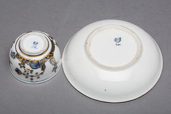 KOPP PÅ FAT, porslin. Wien, 1700-talets slut.