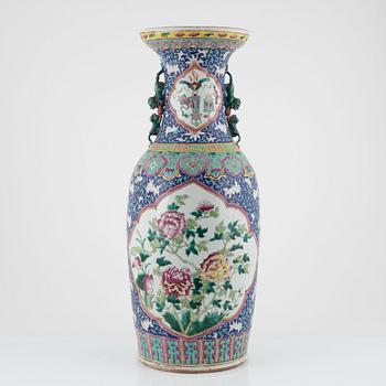 A porcelain floor vase, China, around 1900.