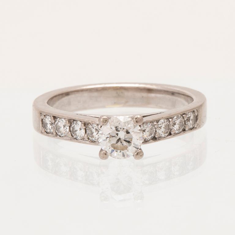 An 18K white gold ring set with round brilliant-cut diamonds.