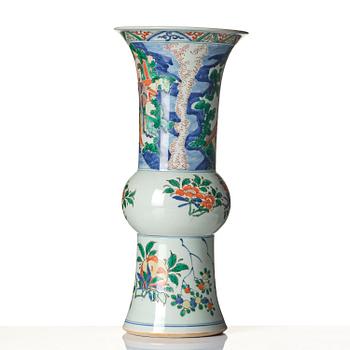 A wucai decorated vase, Qing dynasty, early Kangxi (1662-1722).