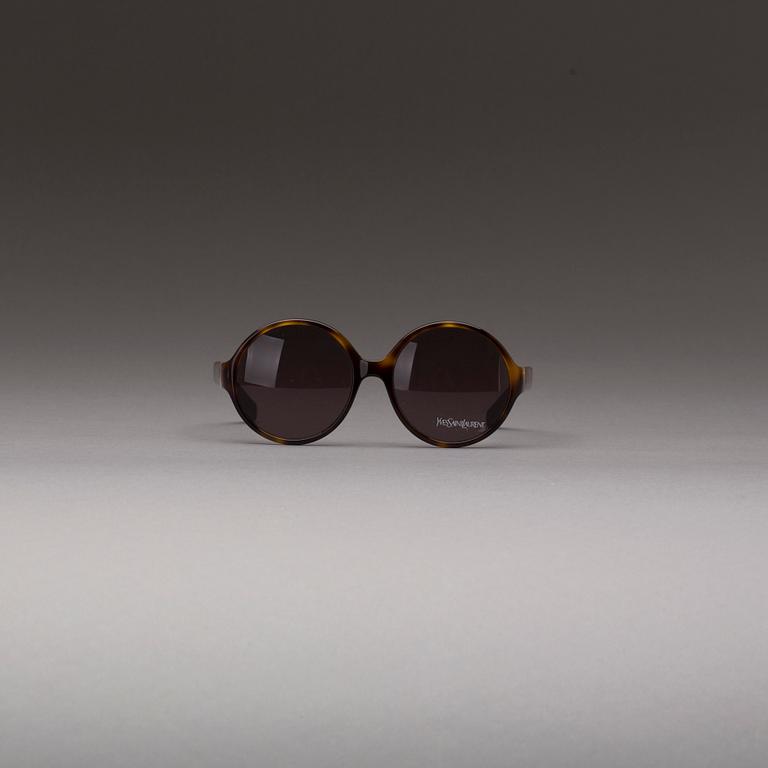 SOLGLASÖGON, Yves Saint Laurent.