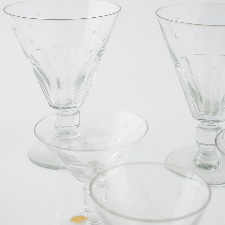 30 pieces of glass from the mid 20th century.