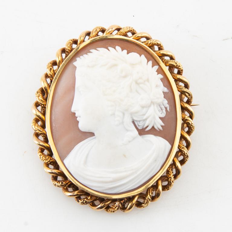 Brooch, 18K gold with cameo.