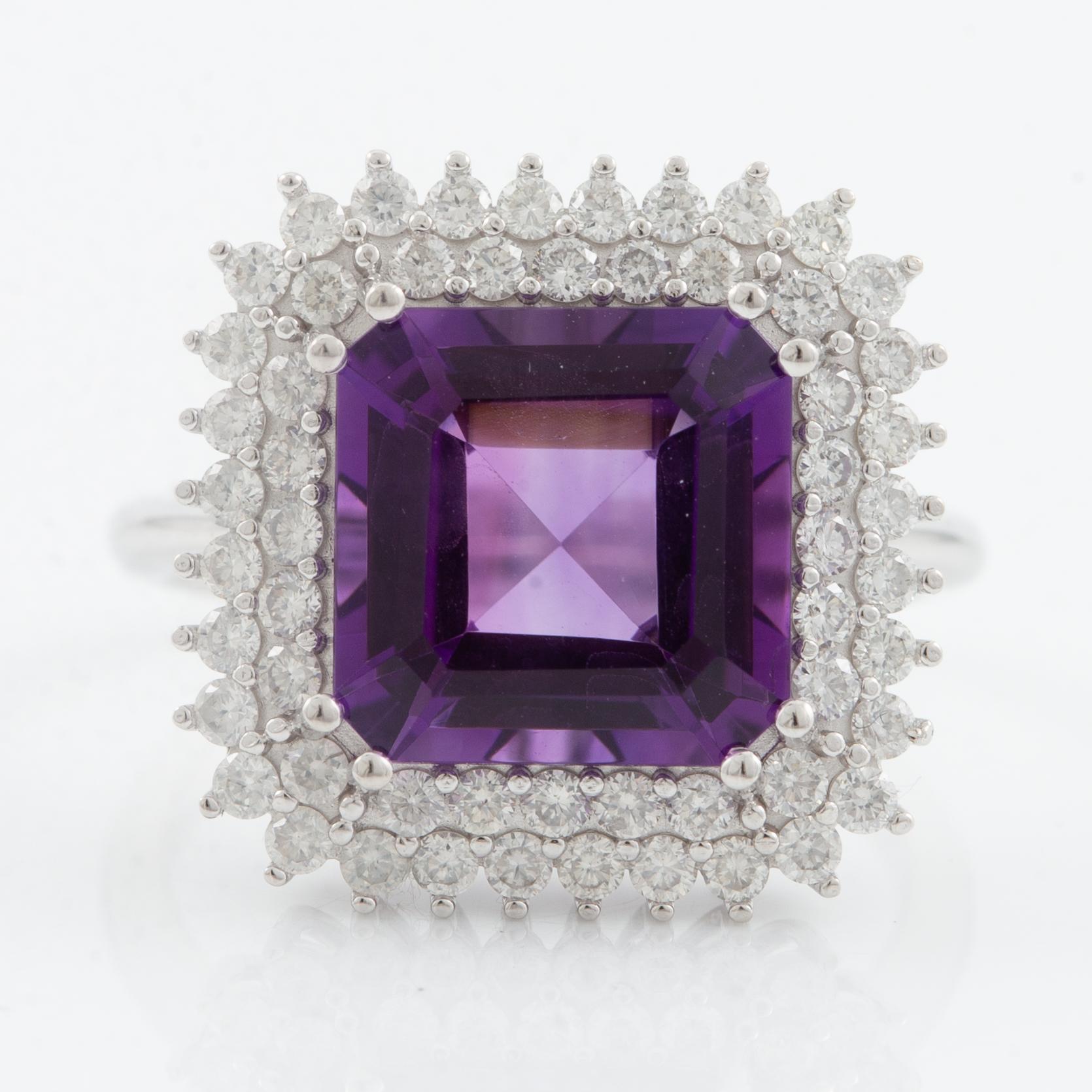 Ring 18K vitguld med ametist och briljantslipade diamanter.