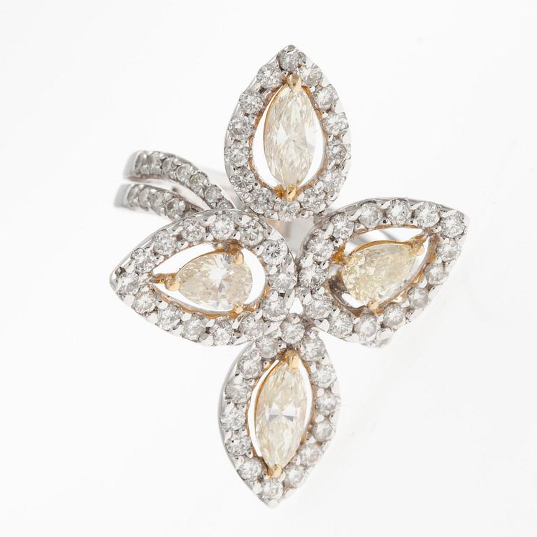 RING, 18K vitguld, ljusgula diamanter samt små färglösa diamanter tot. 2,87 ct. Vikt 2,87 g.