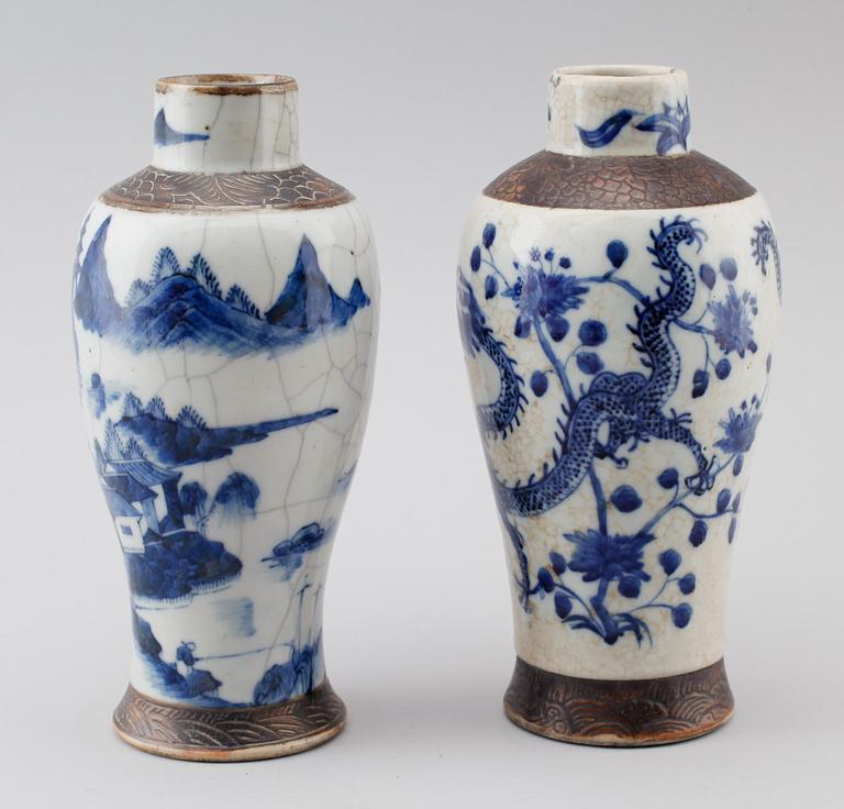 VASER, 2 st, porslin, Kina, 1800-/1900-tal.