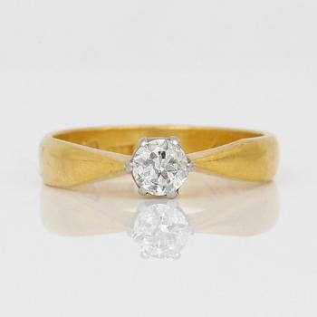 RING, 23K guld samt briljantslipad diamant ca 0,35 ct, L Bökman, Stockholm, omkring sekelskiftet 1900. Vikt ca 4,49 g.