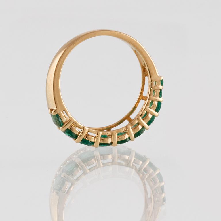 RING, 18K guld med briljantslipade diamanter ca 0.23 ct samt fasettslipade smaragder ca 1.13 ct. Vikt 3,7 gram.