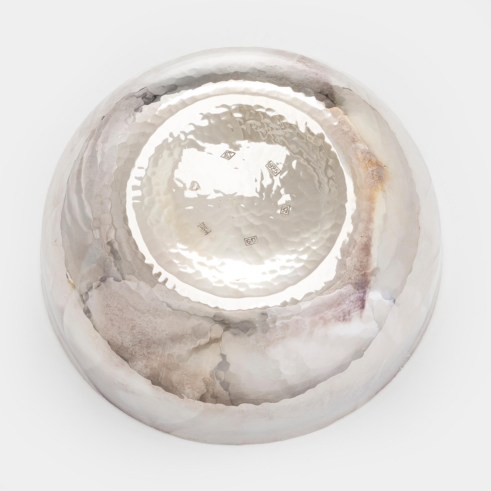 A. Tillander, skål, sterlingsilver och emalj. Helsingfors 2005.