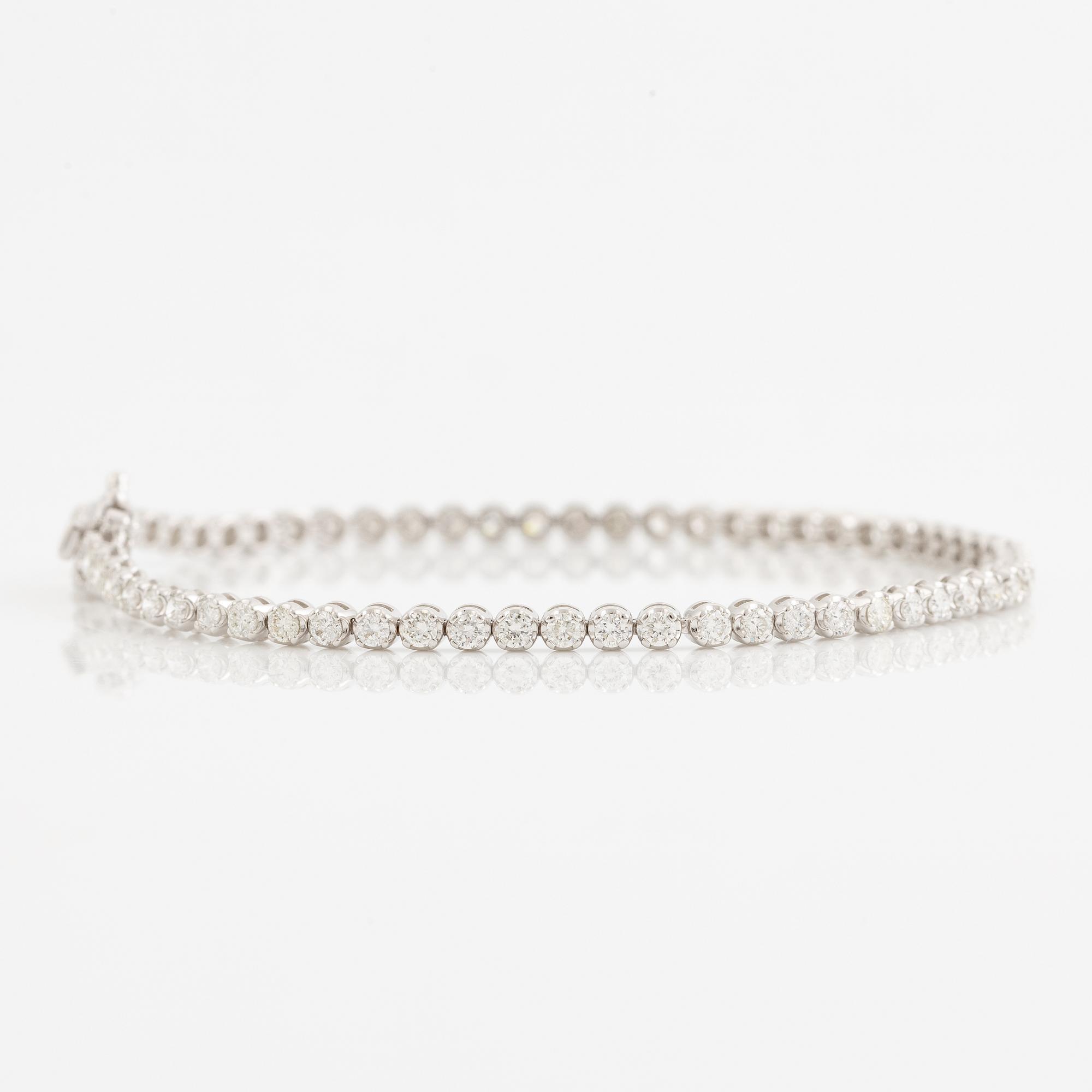 Tennis bracelet 18K white gold with brilliant-cut diamonds.