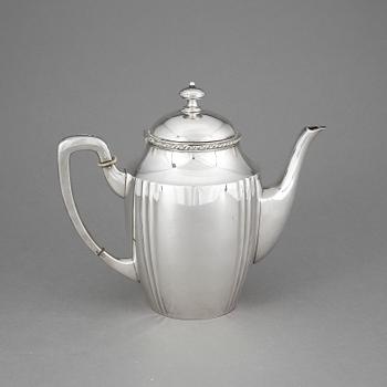 KAFFEKANNA, silver, svenska importstämplar Oscar Bjelke, Örebro, 1922. Vikt ca 487g.