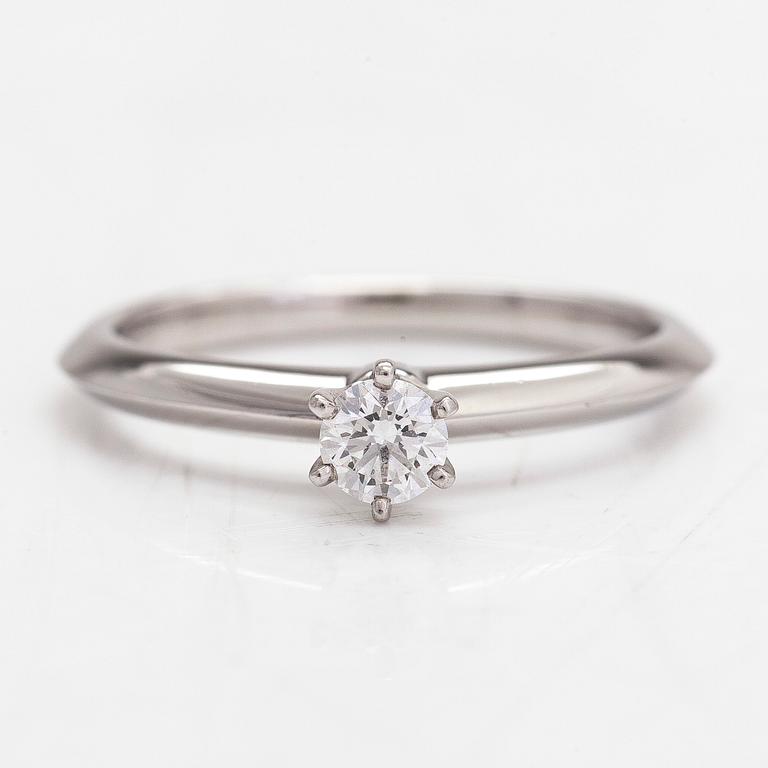 Tiffany & Co, ring, platina med en briljantslipad diamant 0.20 ct. Med certifikat.