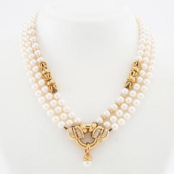 Necklace of cultured pearls and red and white gold with round brilliant-cut diamonds.