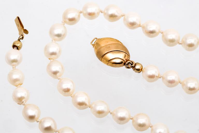 Pärlhalsband, odlade pärlor ca 6 mm, lås 18K guld, längd ca 50 cm.