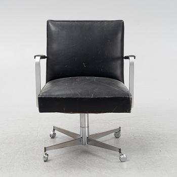 A black leather upholstered swivel office chair, 1960s/70s.