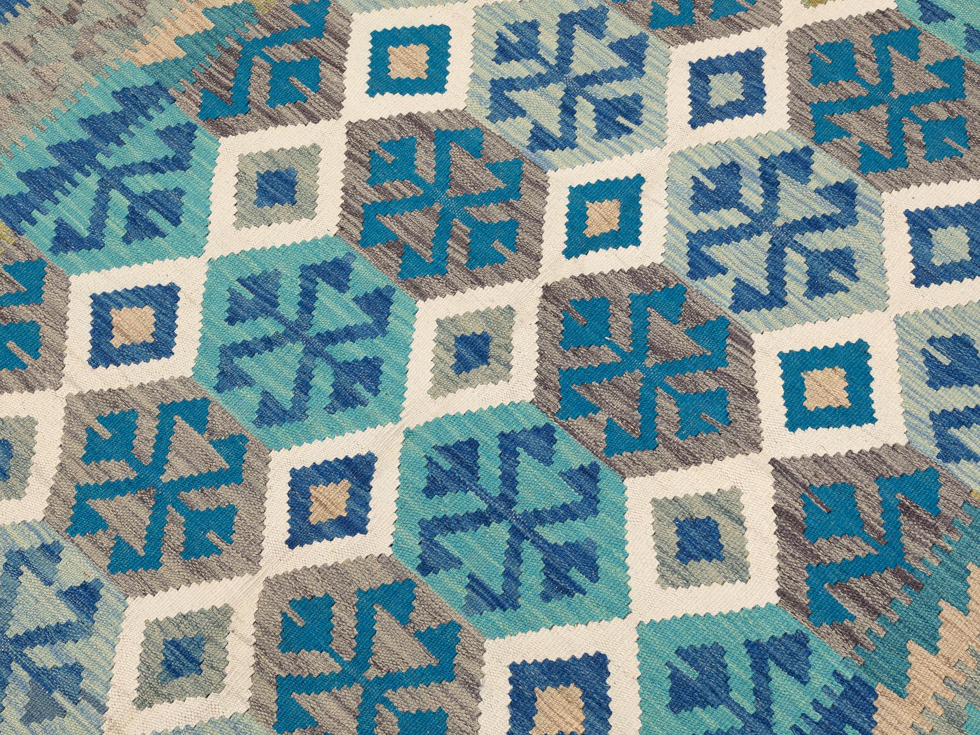 A Kilim rug, approx. 251 x 168 cm.