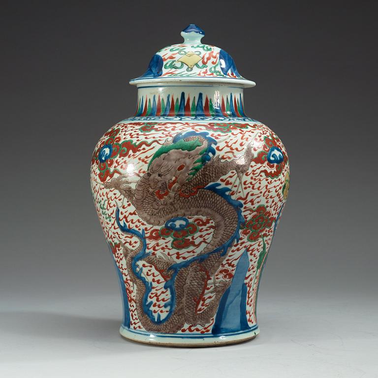 A large Transitional wucai jar with cover, 17th Century.