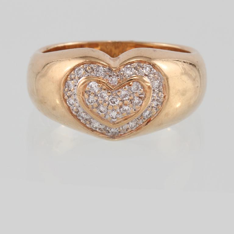 RING, 18K guld med briljantslipade diamanter 0.15 ct, troligtvis Hans Strömdahl, Stockholm. Vikt 6,0 gram.