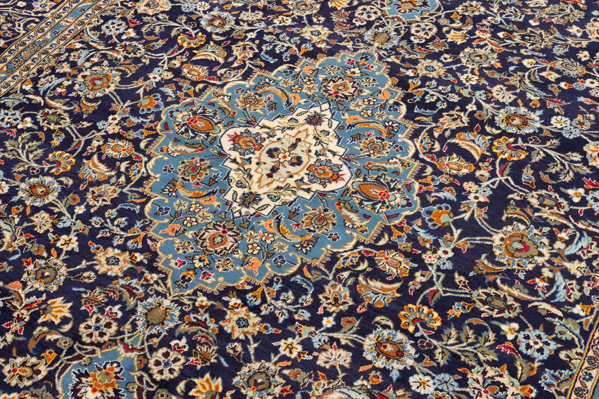 Matta, Keshan, ca 387 x 291 cm.