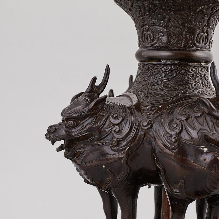 RÖKELSEKAR/PAGOD omgjord till BORDSLAMPA, brons. Japan, 1900-tal.