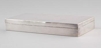 CIGARETTSKRIN, silver, 1900-talets första hälft. Vikt med inredning ca 579 g.
