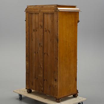 HERRBYRÅ, nyrenässans, 1800-talets slut.