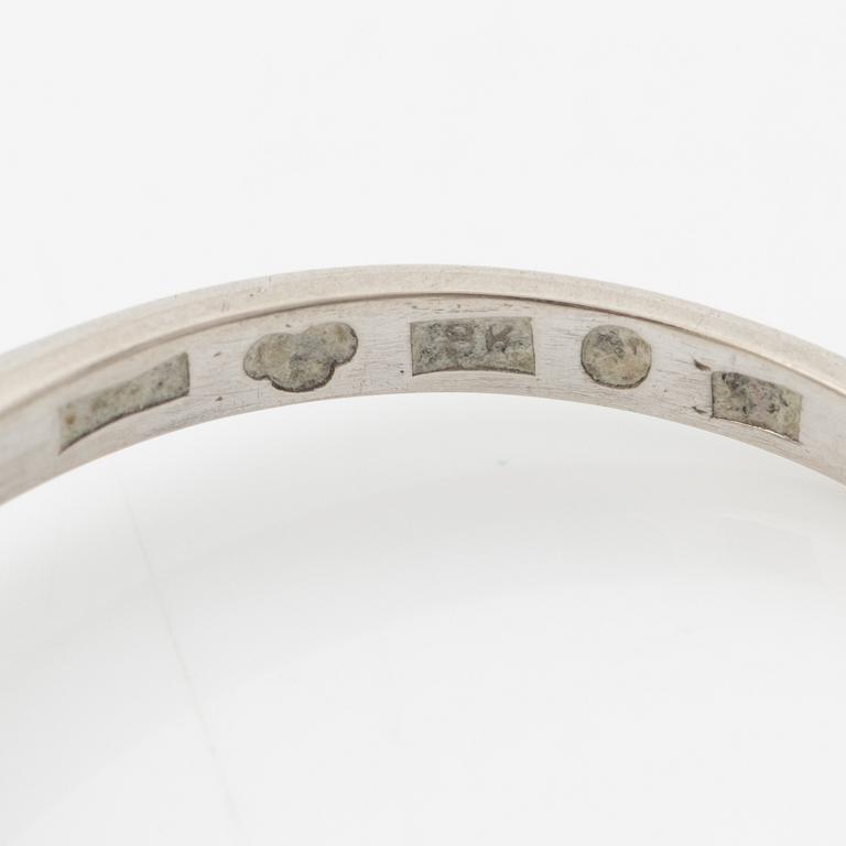 18K white gold ring with a brilliant-cut diamond.