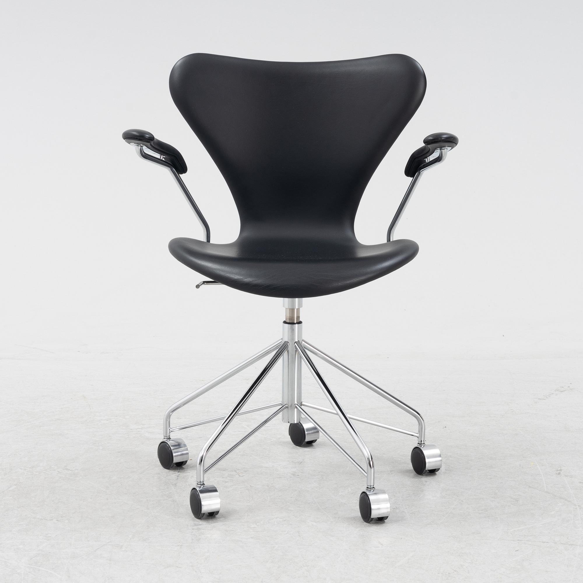 Arne Jacobsen, skrivbordsstol, "Sjuan", Fritz Hansen, daterad 2017.