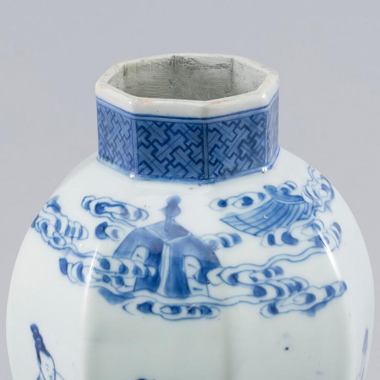 A blue and white vase, kangxi style, late Qing dynasty. Ca 1900.