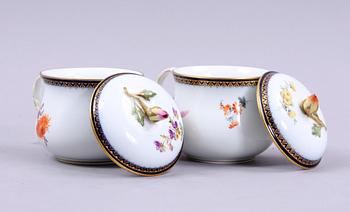 BULJONGKOPPAR, ett par, porslin, Meissen.