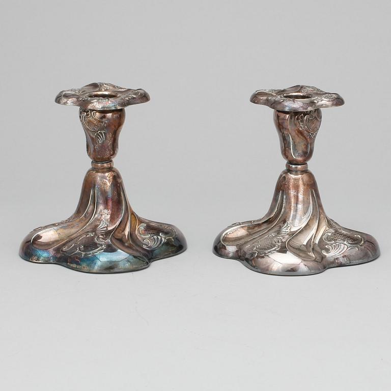 LJUSSTAKAR, ett par, silver, med svenska importstämplar, 1900-talets första hälft.