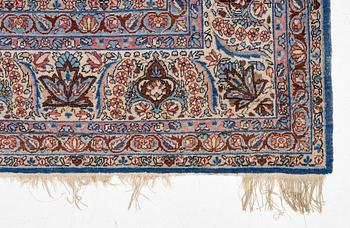 An antique Kirman carpet, ca 410 x 290 cm.