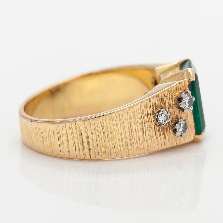 Sormus, 18K kultaa, smaragdi ja timantteja, Tukholma 1971.