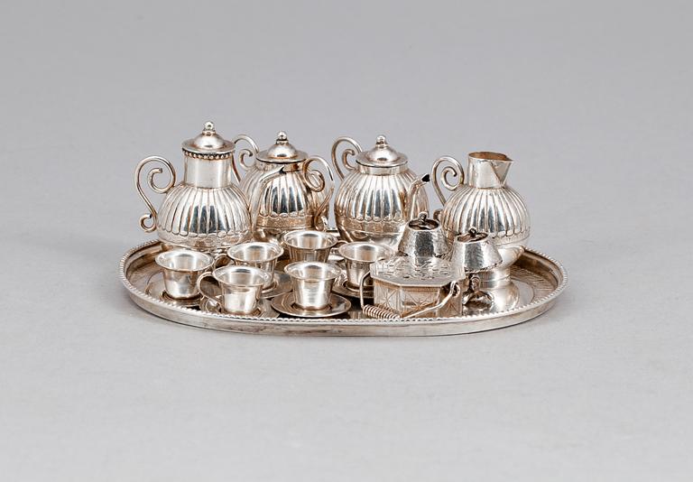 MINIATYRSERVIS, 14 delar, silver, Holland 1900-tal. Svenska importstämplar. Tot vikt 150 gram.