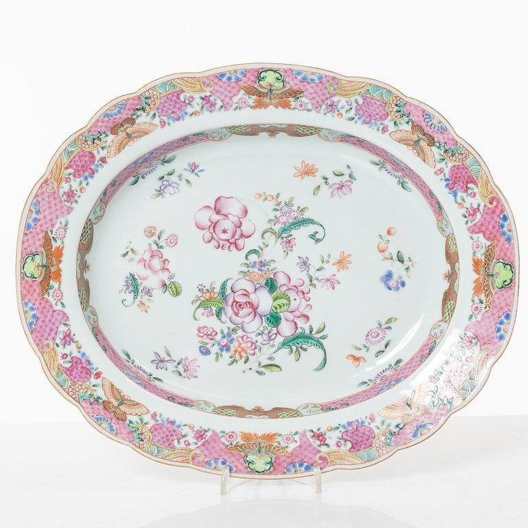 A Chinese famille rose porcelain oval dish and a pair of plates, Qing dynasty, Qianlong (1736-95).