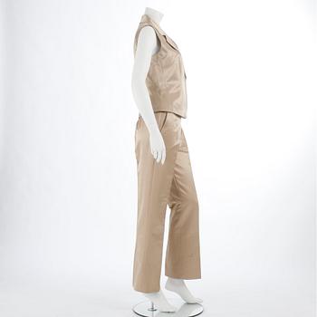 MAX MARA, a two-piece suit consisting of a vest and pants. Size 40 /42.