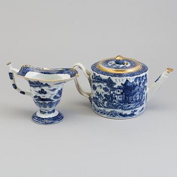 A blue and white porcelain teapot with cover and saucer, Qing dynasty, Qianlong (1736-95).