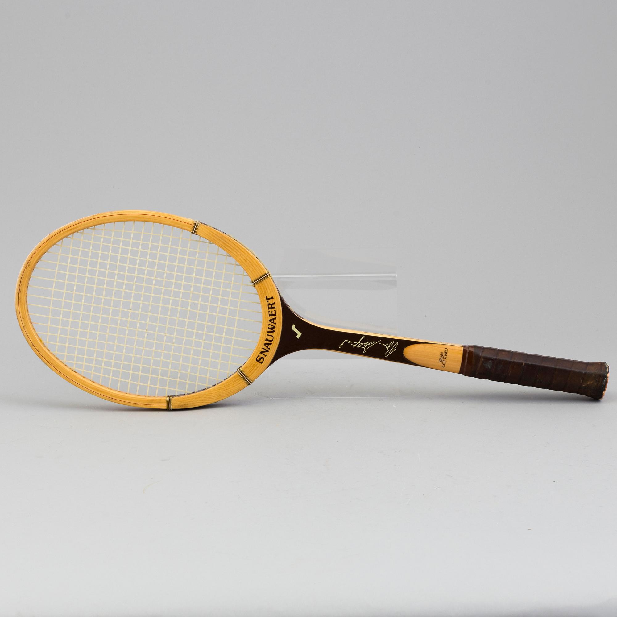 All white ash vulcan fibre laminated shaft and bow tennis racket. Brian Gottfried, Snauwaert, nr 5 370 325.