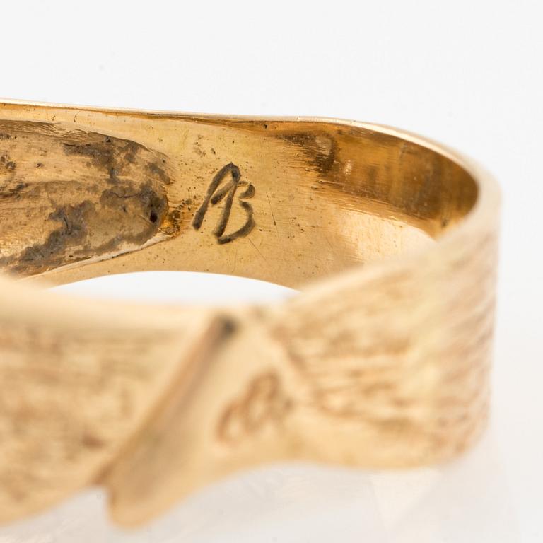 Ring, 18K guld med briljantslipade diamanter.