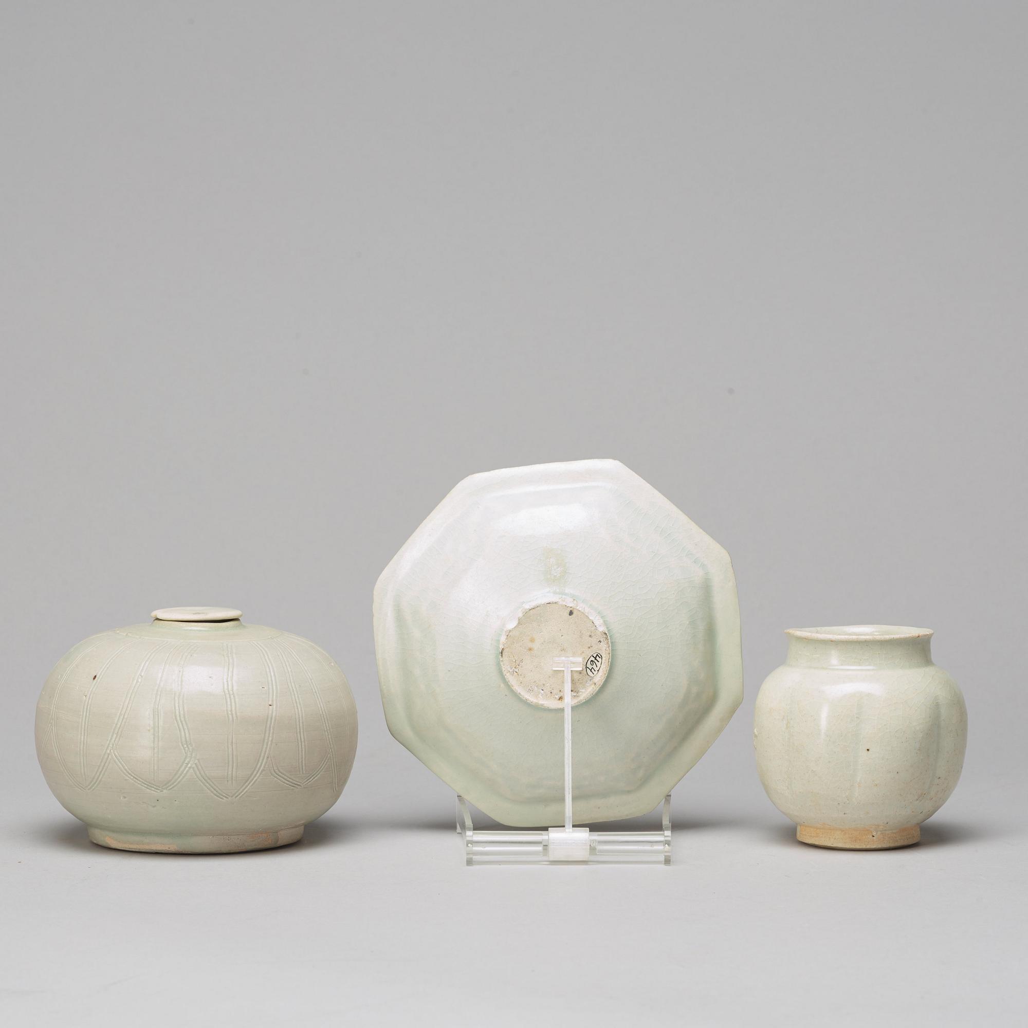 KRUKA med LOCK, URNA samt FAT, porslin. Sydostasien, Sawankhalok, presumably 1400/1600-tal.