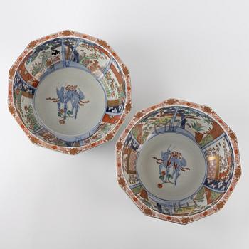 A pair of Japanese  imari bowls, 19th century.