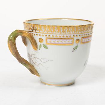 Royal Copenhagen, sockerskål samt kaffekopp med fat, "Flora Danica", 1945 samt 1959, Danmark.