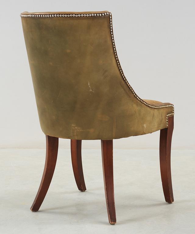 SKRIVBORD samt SKRIVBORDSSTOL, engelsk stil, 1900-talets första hälft.