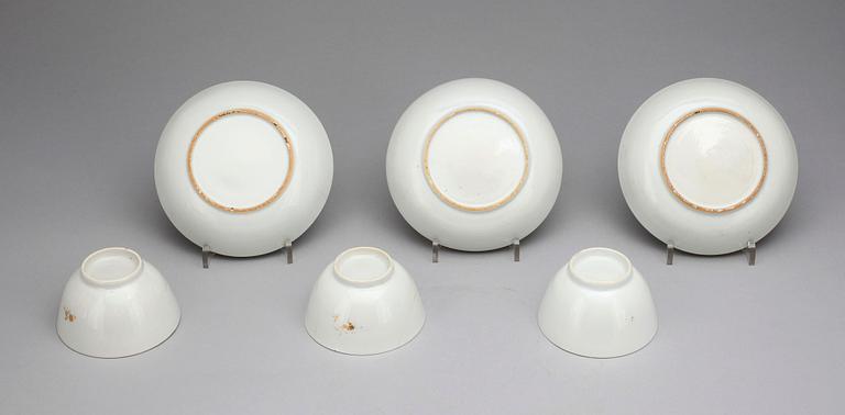 KOPPAR med FAT, 3 st, porslin. Qing dynastin, Qianlong (1736-95).