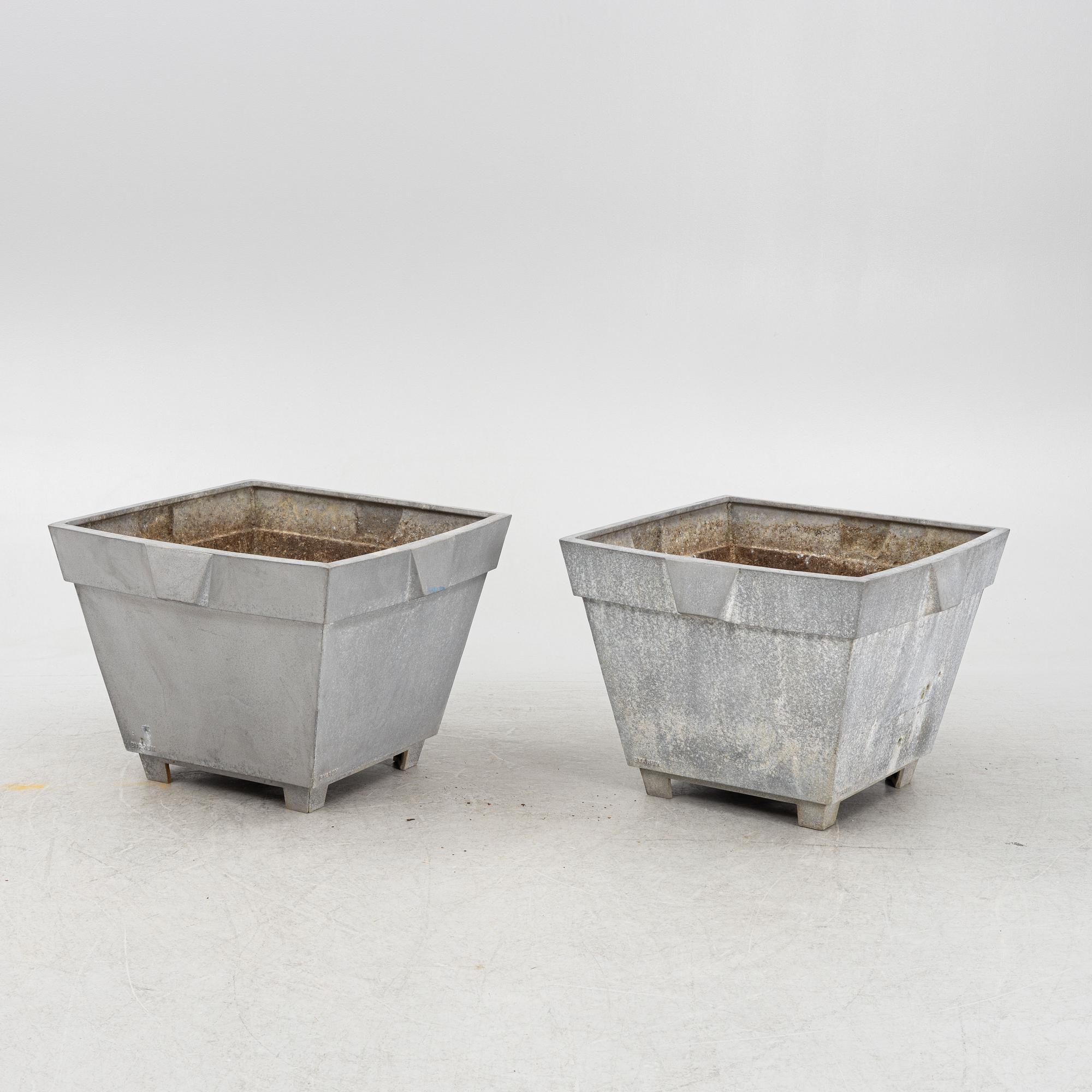 Björn Alge, a pair of 'Karl' plant pots, Byarums Bruk.