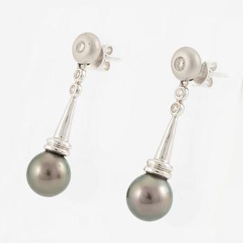 Ett par örhängen 18K vitguld med odlade pärlor och runda briljantslipade diamanter.