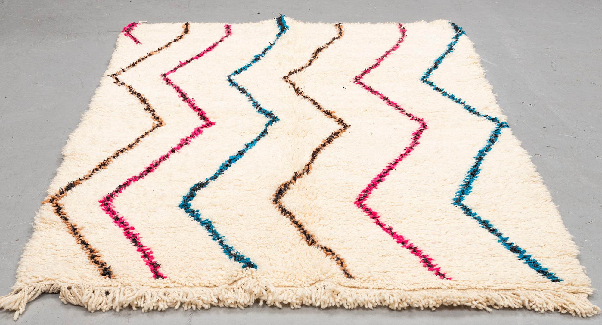 A CARPET, MOROCCO, ca 221 x 150 cm.