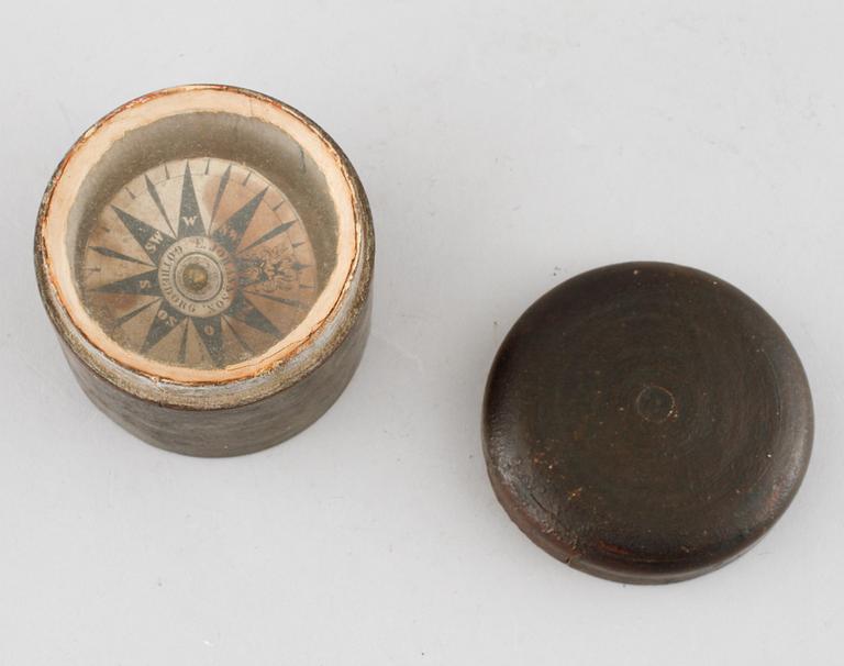 A compass and a globe, around the year 1900.